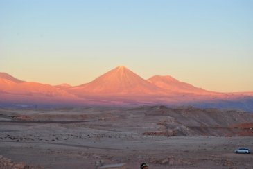 Wulkan Licancabur (5.916 m n.p.m.). Chyba najpiękniejszy szczyt w okolicy i zarazem święta góra ludu Atacamoños. Zgodnie z lokalnymi wierzeniami każde wejście na Licancabura jest profanacją góry, która następnie mści się i zsyła na ludzi katastrofy. Ponoć