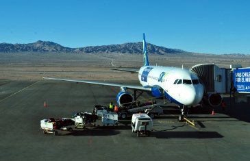 Samolot Sky Airline i lotnisko w Calamie. Odniosłem wrażenie, że wszystkie lotniska w Chile zostały wybudowane według dokładnie tego samego projektu. Bardzo funkcjonalne i nowoczesne, wszystkie wyposażone w kołnierze do wsiadania pasażerów.