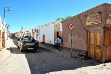 Przyjechaliśmy do San Pedro de Atacama. Na zdjęciu główna ulica Caracoles.