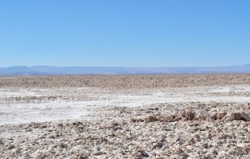 Salar de Atacama leży znacznie niżej od pozostałych opisanych powyżej jezior, ostatecznie cała woda z okolicy, które nie znajduje nigdzie odpływu ląduje tutaj i odparowuje. W jej miejscu pozostają liczne pierwiastki w tym największe na świecie złoża litu