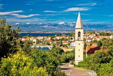 Miasteczko Sutomscica z widokiem na kanał Zadar