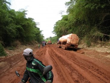 charakterystyczne afrykańskie czerwone drogi - w drodze do Pigmejów