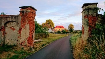 Brama folwarku na trasie Pętli Wiewióra