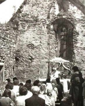 Msza św. w ruinach gotyckiego kościoła w Borowinie