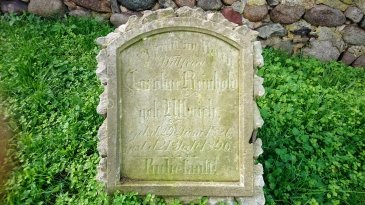 Jedyny zachowany poniemiecki nagrobek przy gotyckim kościele w Dzikowicach