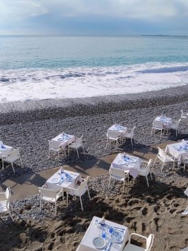 Zimowa kawiarnia na plaży - Nicea..jpg
